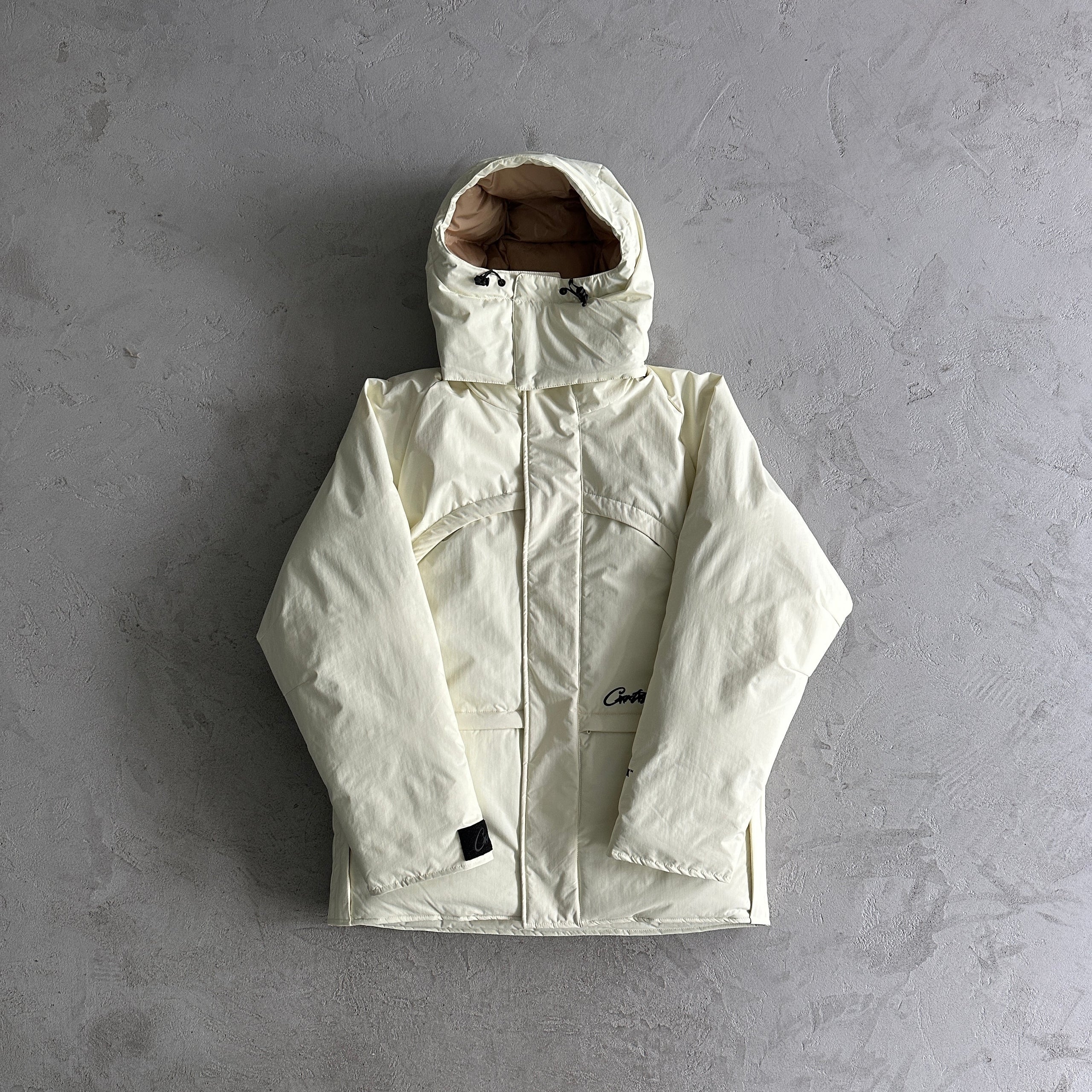 Chaqueta Pluma Corteiz Blanco Roto con Interior Crema – Abrigo Streetwear Premium CRTZ