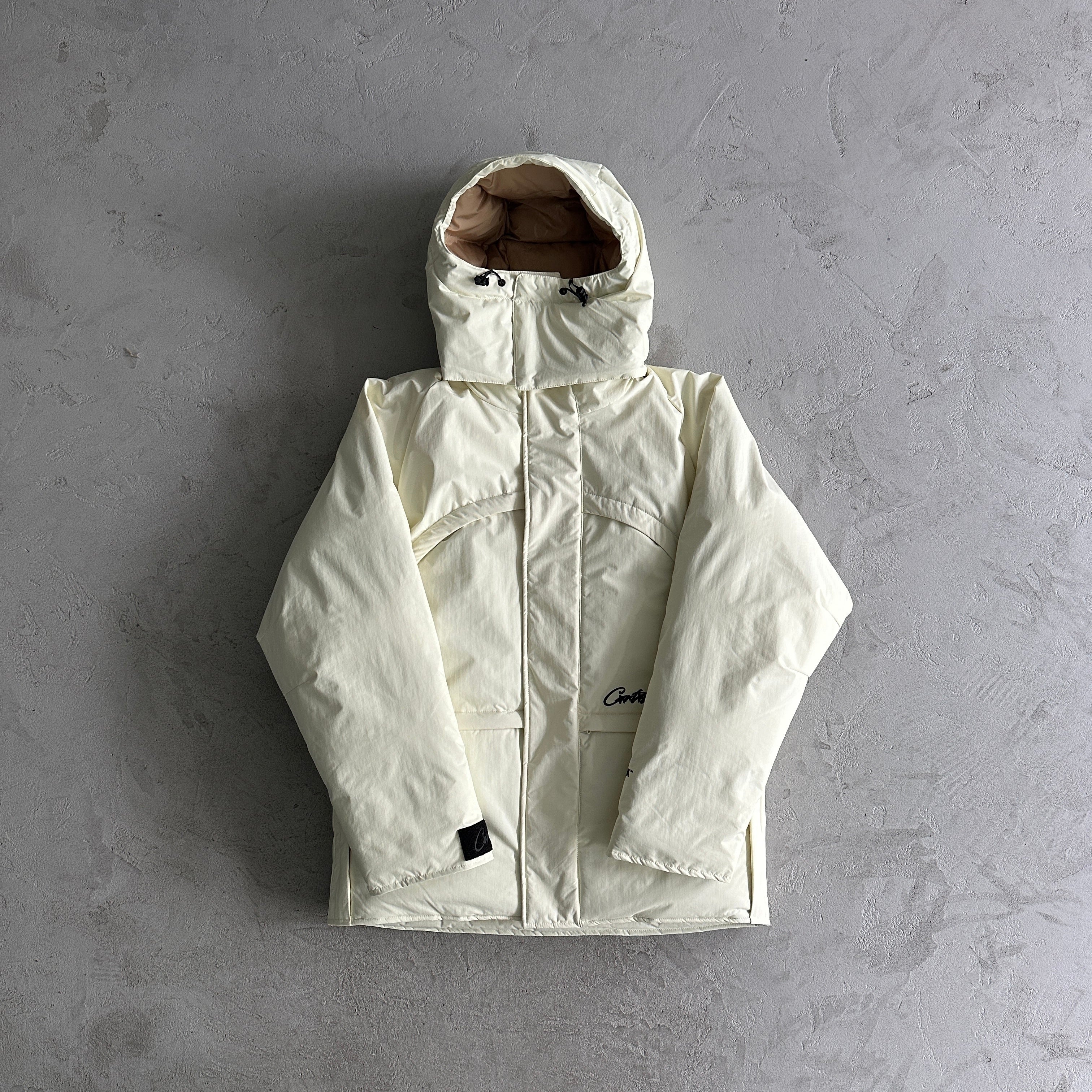 Chaqueta Pluma Corteiz Blanco Roto con Interior Crema – Abrigo Streetwear Premium CRTZ