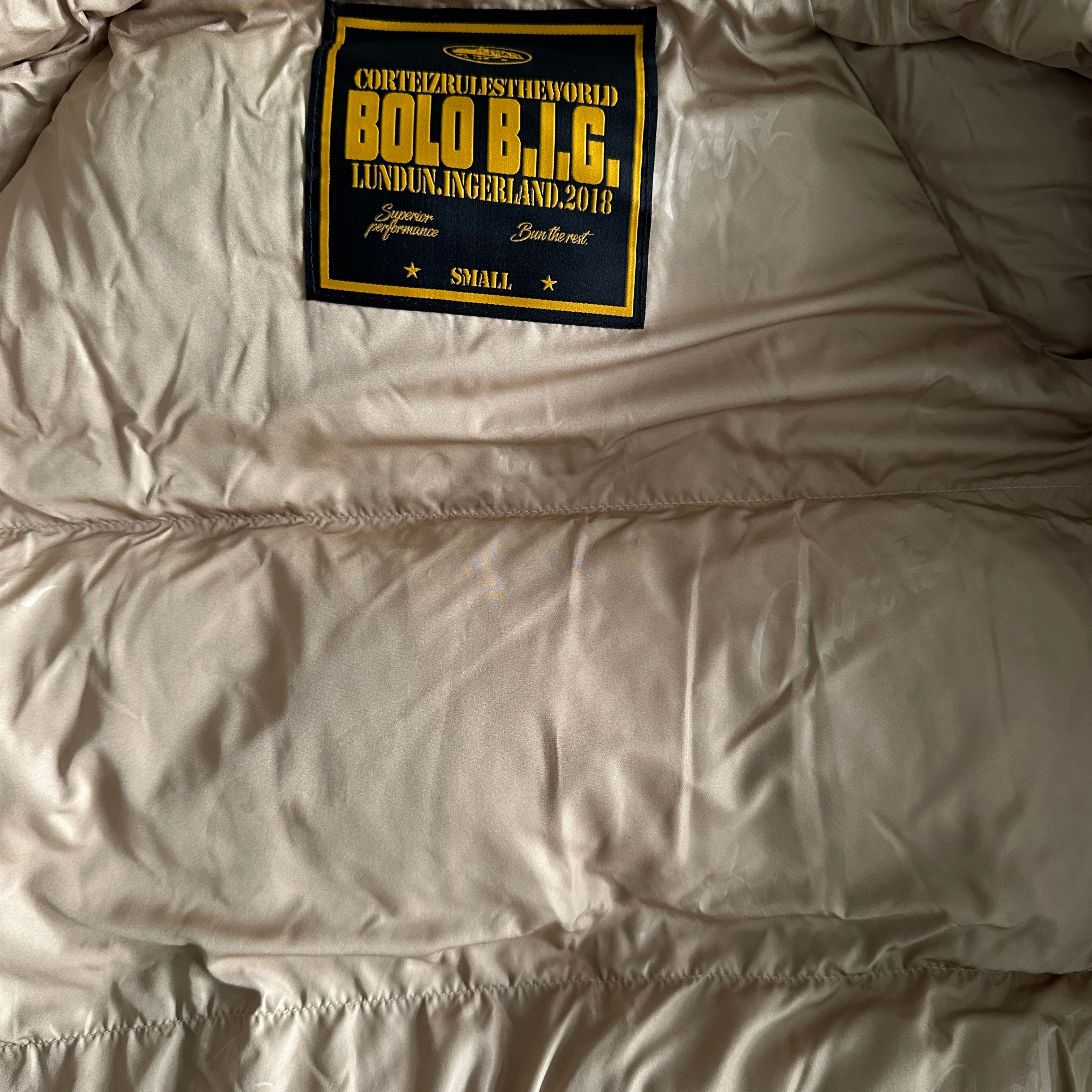 Chaqueta Pluma Corteiz Blanco Roto con Interior Crema – Abrigo Streetwear Premium CRTZ