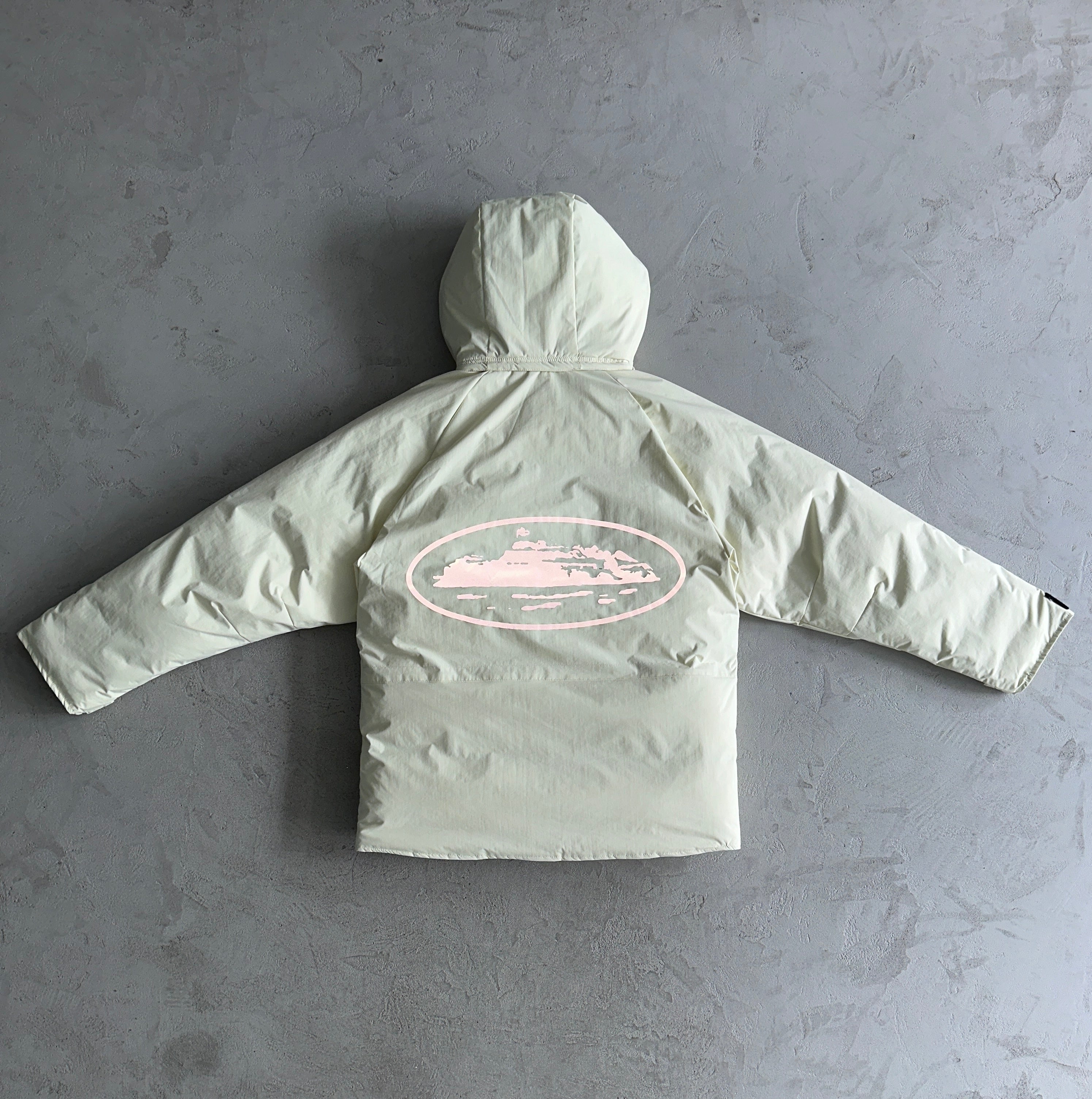 Chaqueta Pluma Corteiz Blanco Roto con Interior Crema – Abrigo Streetwear Premium CRTZ